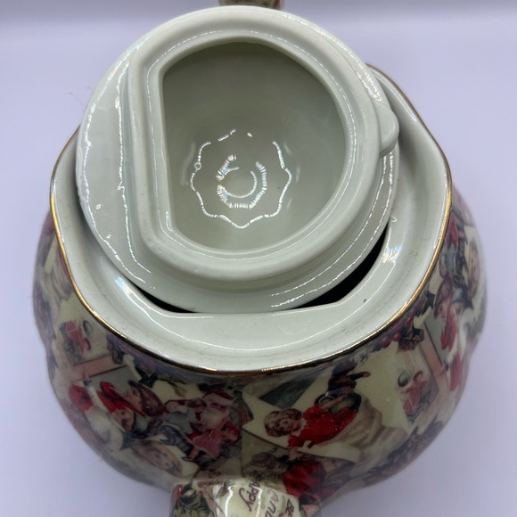 A Special Place, old-time Christmas teapot. - Picture 4 of 6